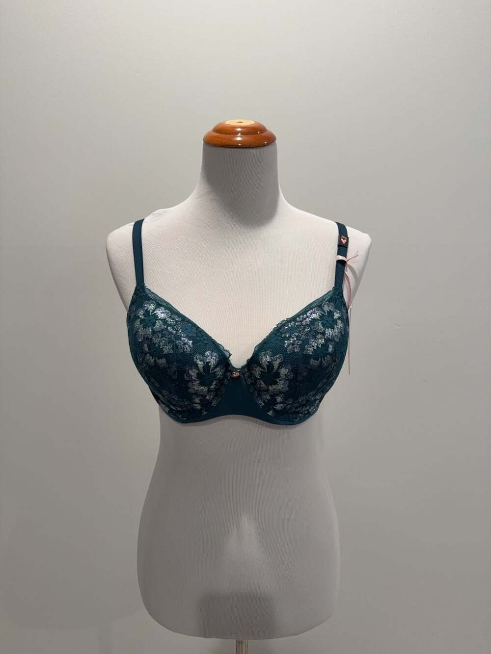 Victoria's Secret Body by Victoria Bra 36D NWT